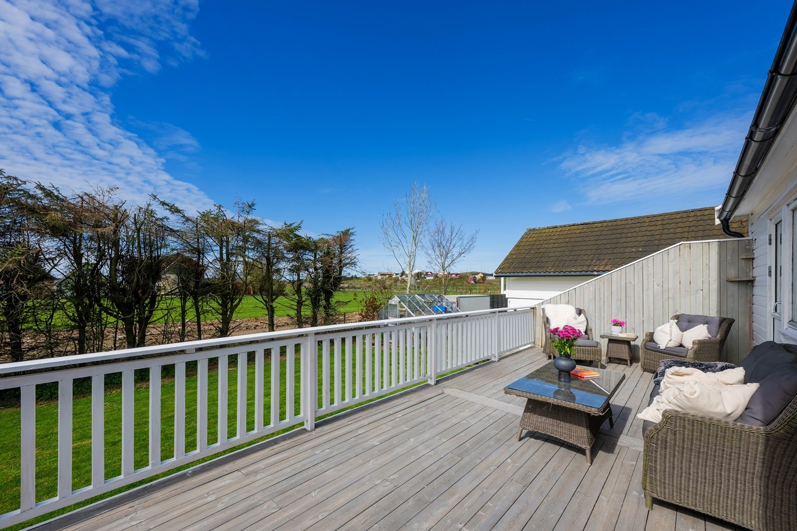 Eiendommen har et samlet terrasseareal på 64 m², fordelt på flere uteplasser. Galleribilde