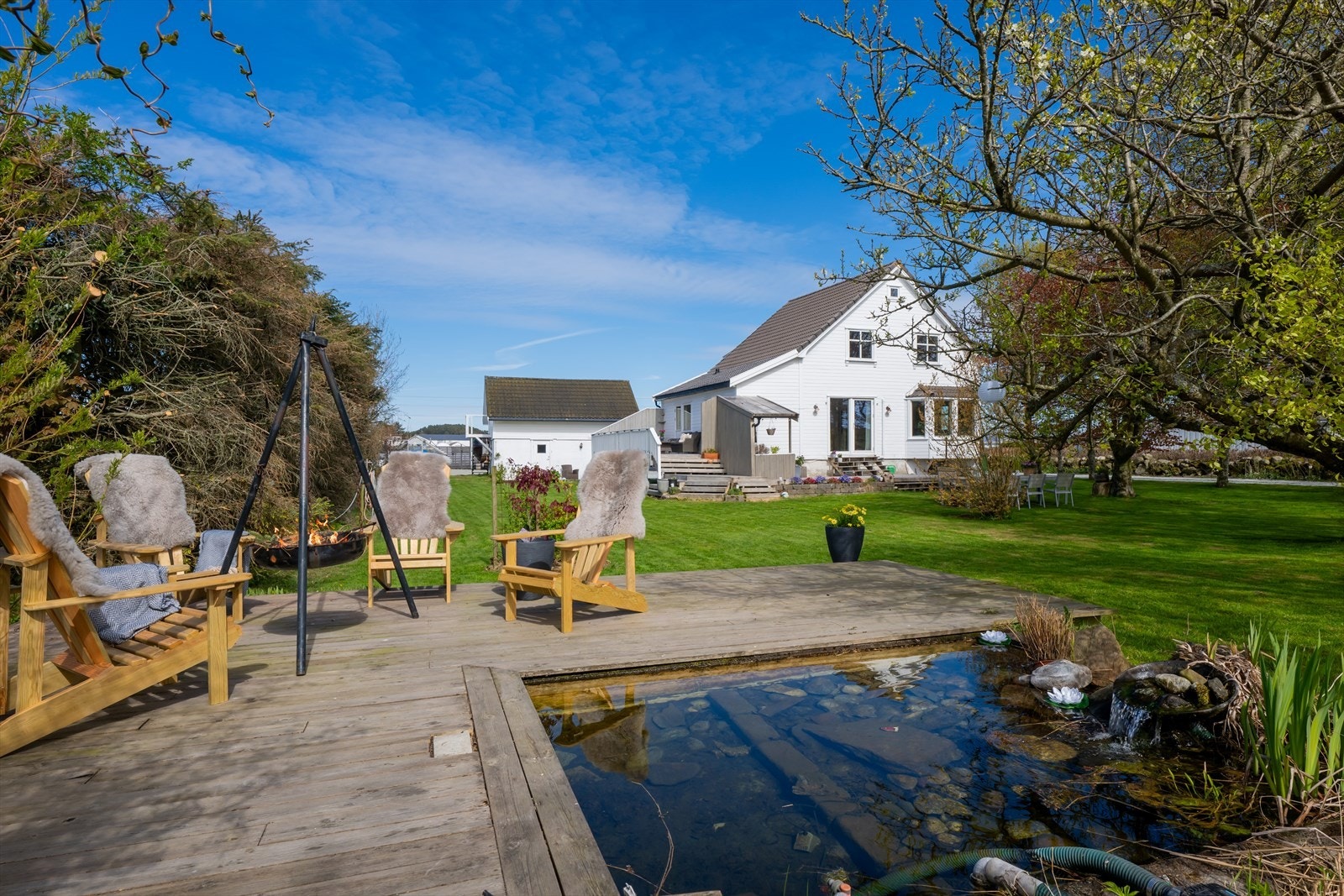 En av treterrassene er anlagt med en liten dam som skaper en rolig atmosfære i hagen. Galleribilde