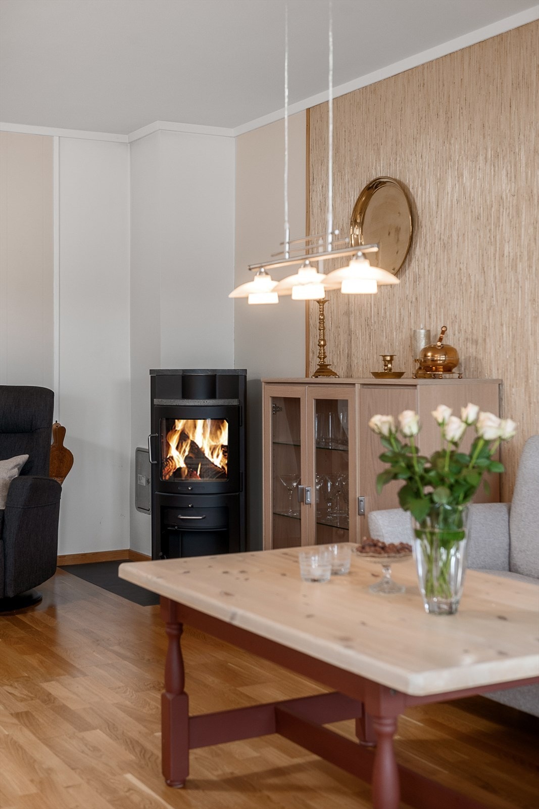 Solid vedovn som oppvarmingskilde. Ellers ligger leiligheten i 3.etasje og vil få noe naturlig varme fra under og fra siden. Galleribilde