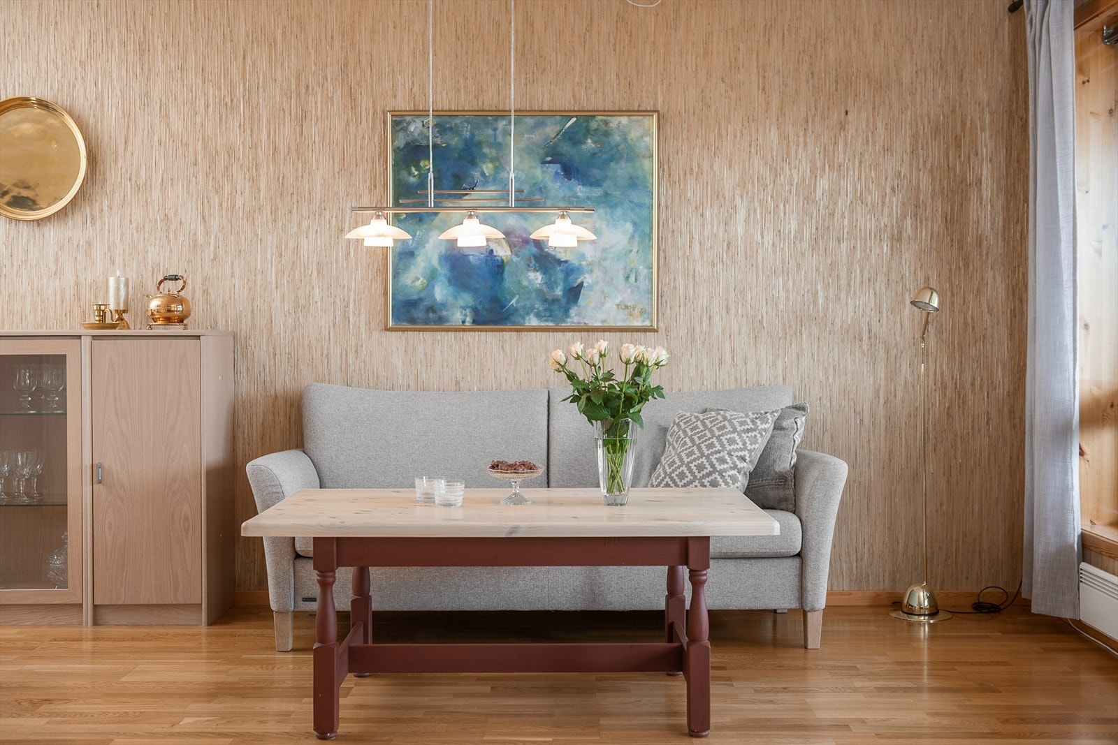 Vegger i stuen har biritapet. Galleribilde
