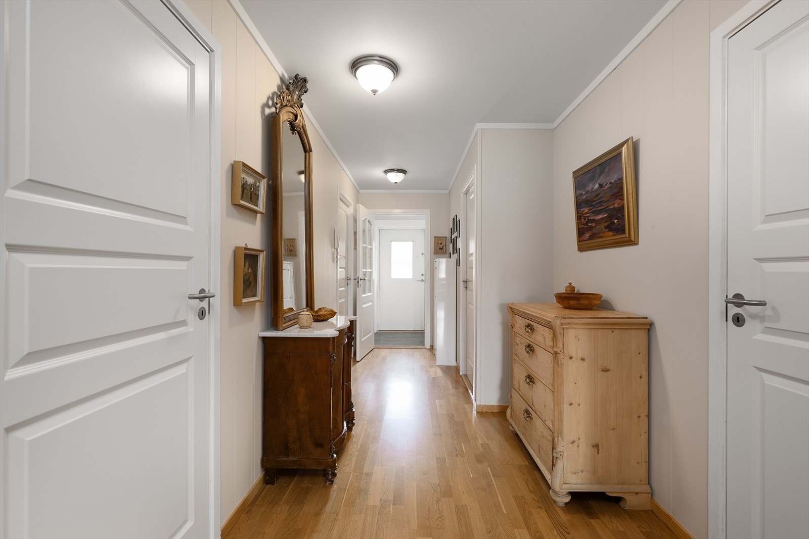 Gjennomgående parkett på gulv. Galleribilde