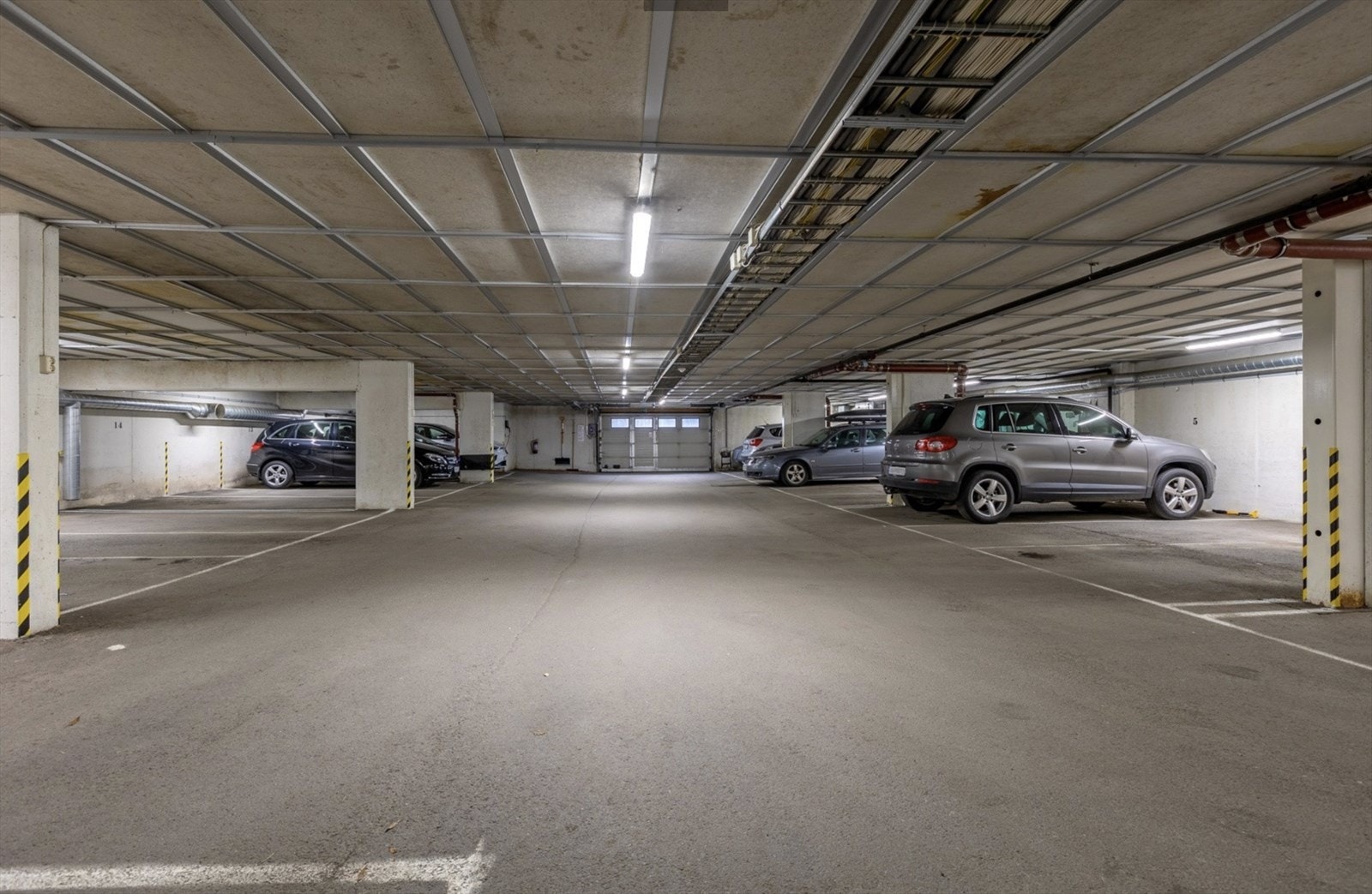 Stort og romslig garasjeanlegg. Galleribilde