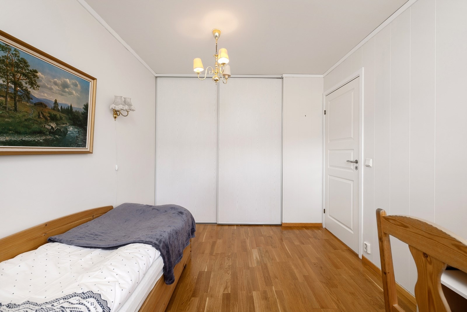 Romslig skyvedørsgarderobe for effektiv oppbevaring. Galleribilde