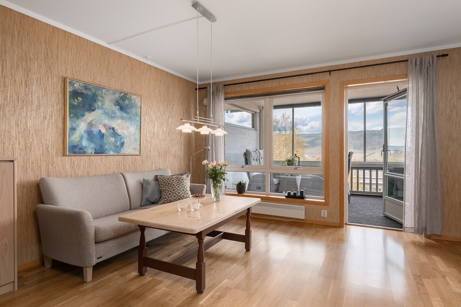 Fra stuen er det direkte utgang til innglasset balkong. Galleribilde