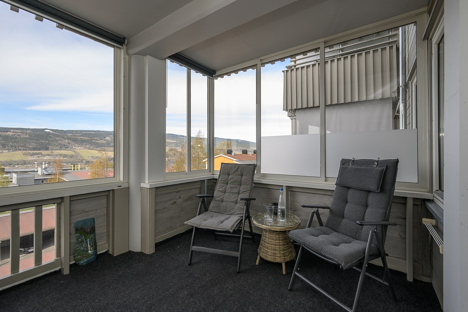 Innredet med teppe på gulvet. Galleribilde