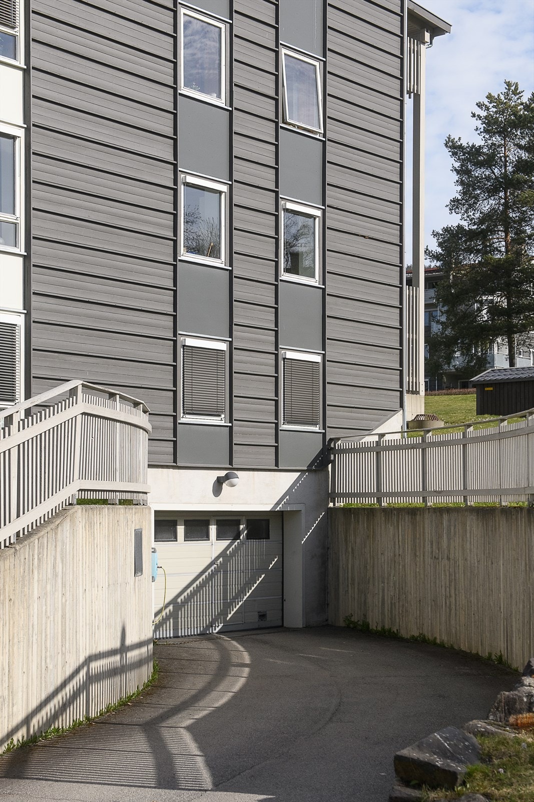 Egen biloppstillingsplass i felles garasjeanlegg. Galleribilde