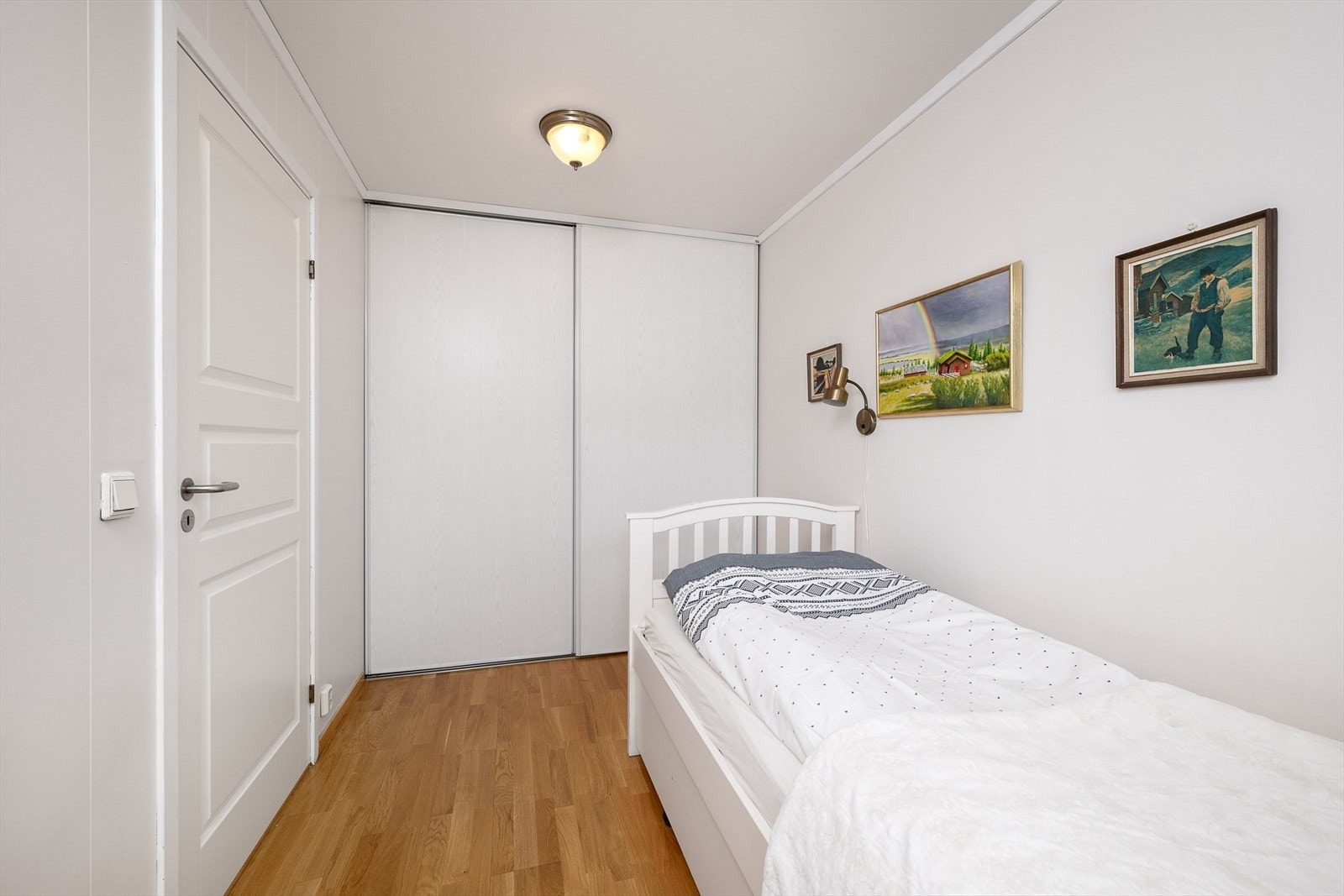 Også her er det en praktisk skyvedørsgarderobe. Galleribilde