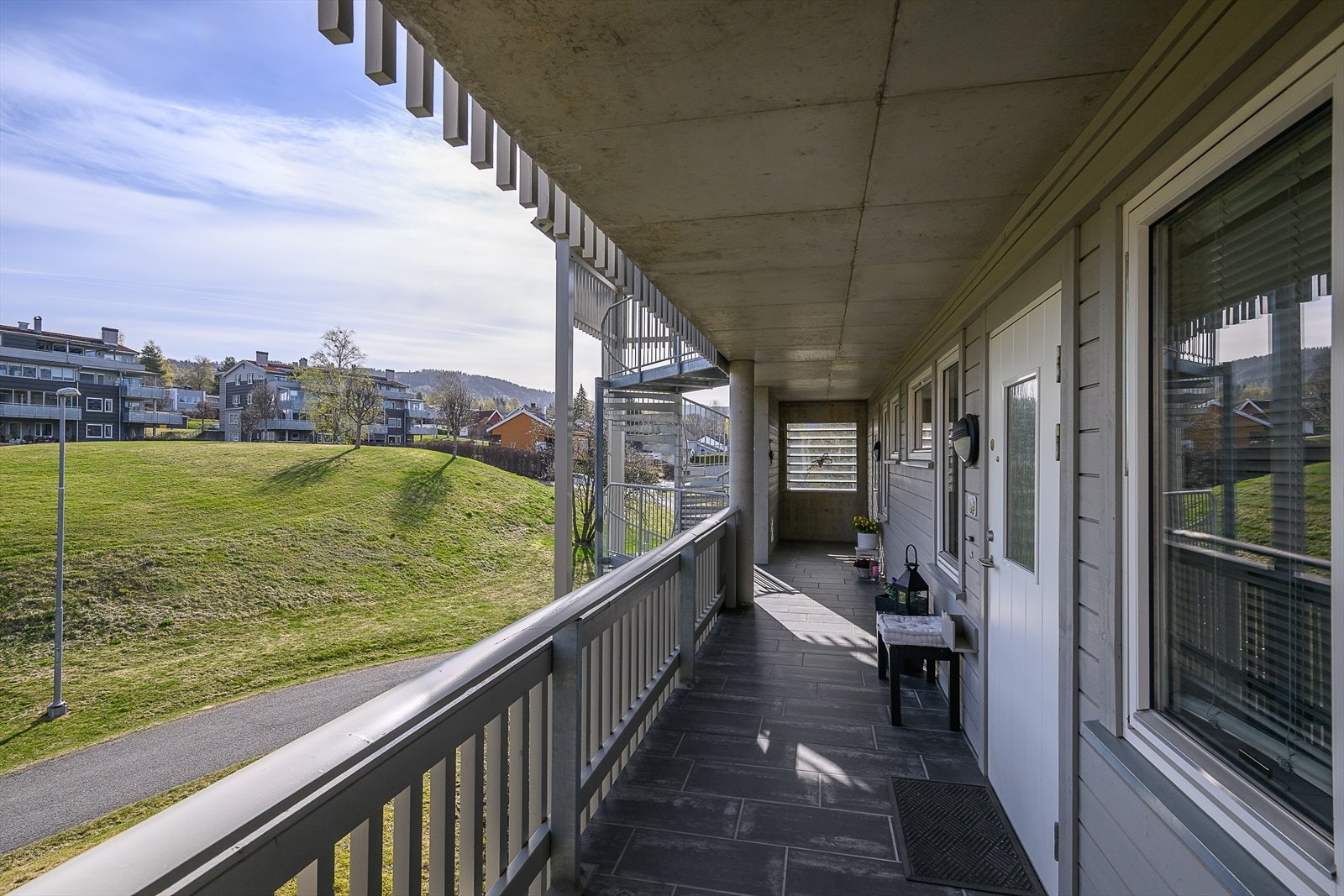Takoverbygd svalgang mellom leilighetene. Galleribilde