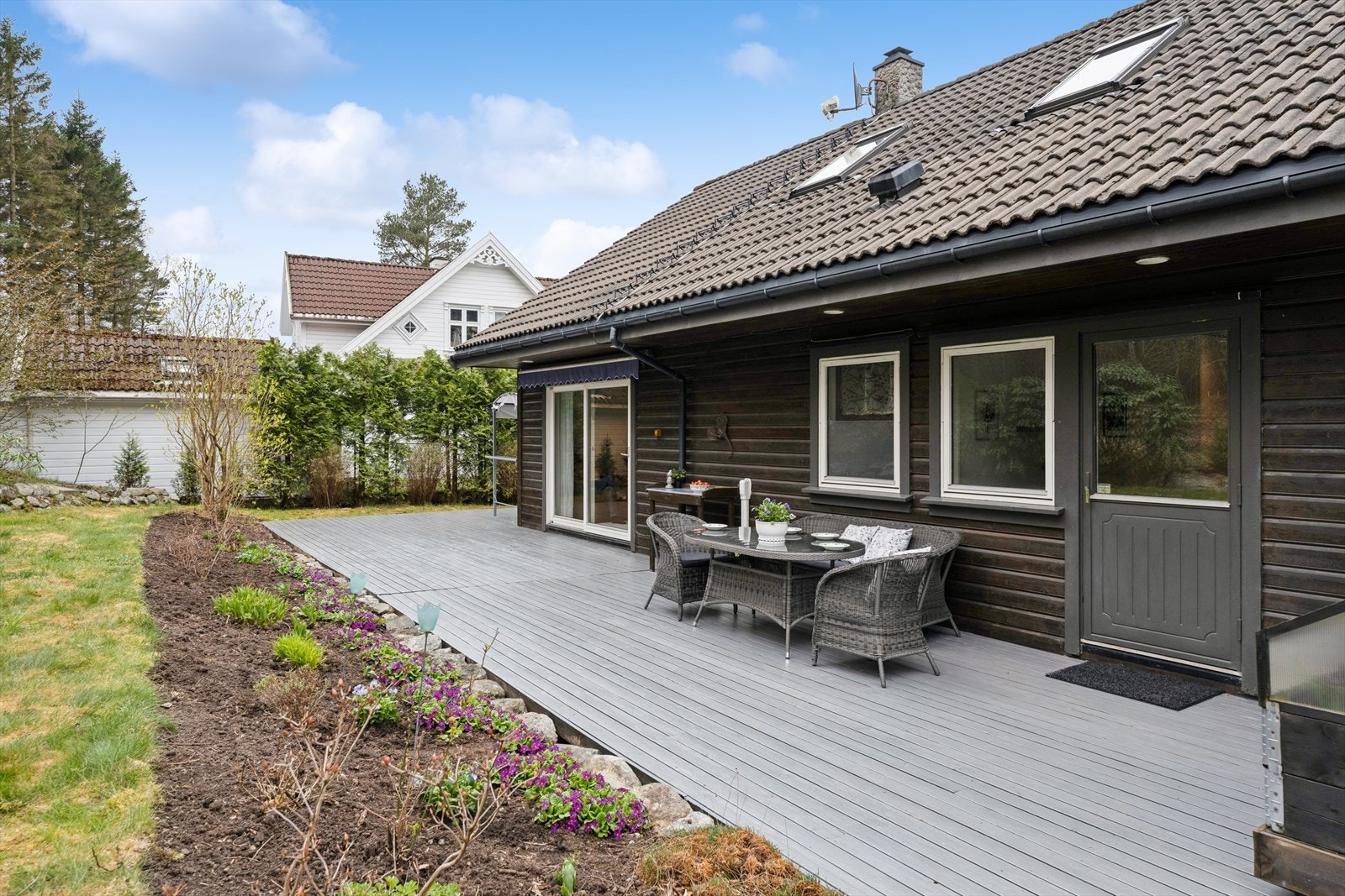 Uteområdet er pent opparbeidet med blomsterbed med ulike vekster, hage samt et lite drivhus perfekt for urter og egen dyrking. Galleribilde