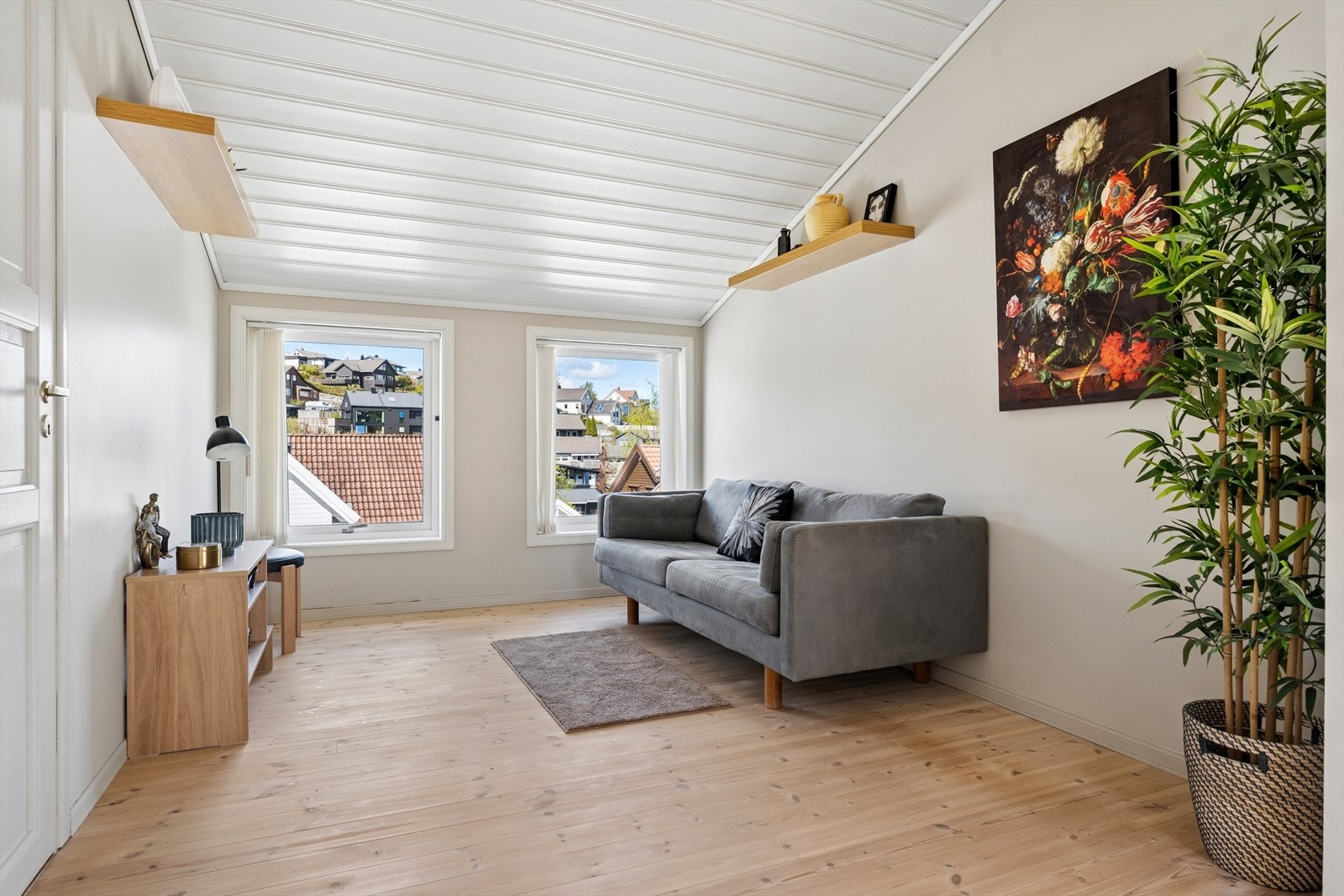 Følger man trappen opp til boligens andre etasje kommer man inn i en koselig loftstue som passer ypperlig som tv-stue, lekerom, kontor eller bare et sted hvor man kan trekke seg tilbake. Galleribilde