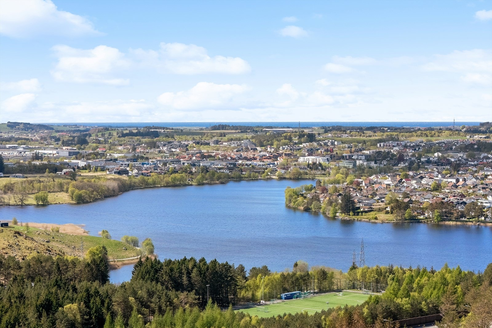 Fra boligen har man gangavstand til flotte turområder som Stokkelandsvannet, Melsheia og Vedafjell. Galleribilde