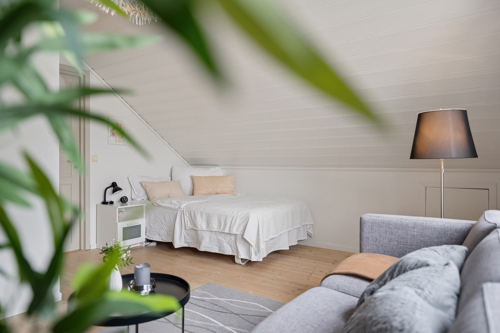 I andre etasje finner man to soverom. Det største soverommet er av svært god størrelse og er opprinnelig godkjent som to soverom. Her har man god plass til å møblere med både dobbeltseng, garderobe og en liten sofagruppe. Galleribilde
