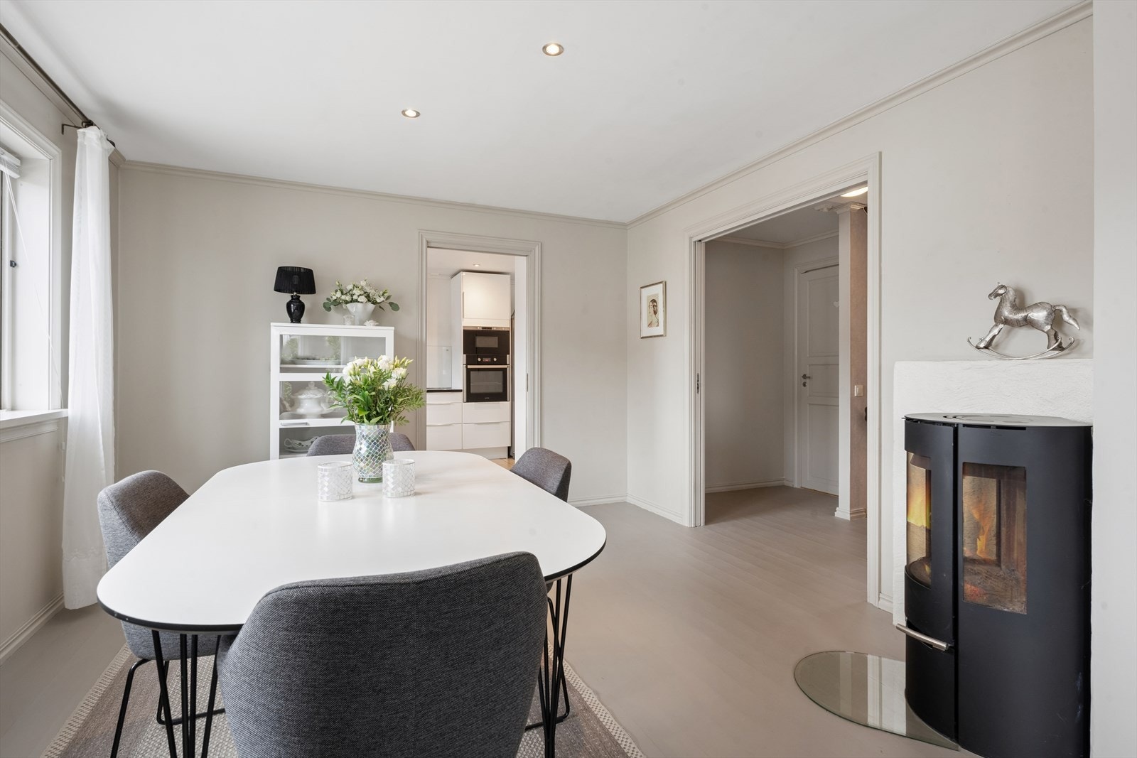 Lyse flater og lysmalt tregulv setter et moderne preg på boligen. Galleribilde