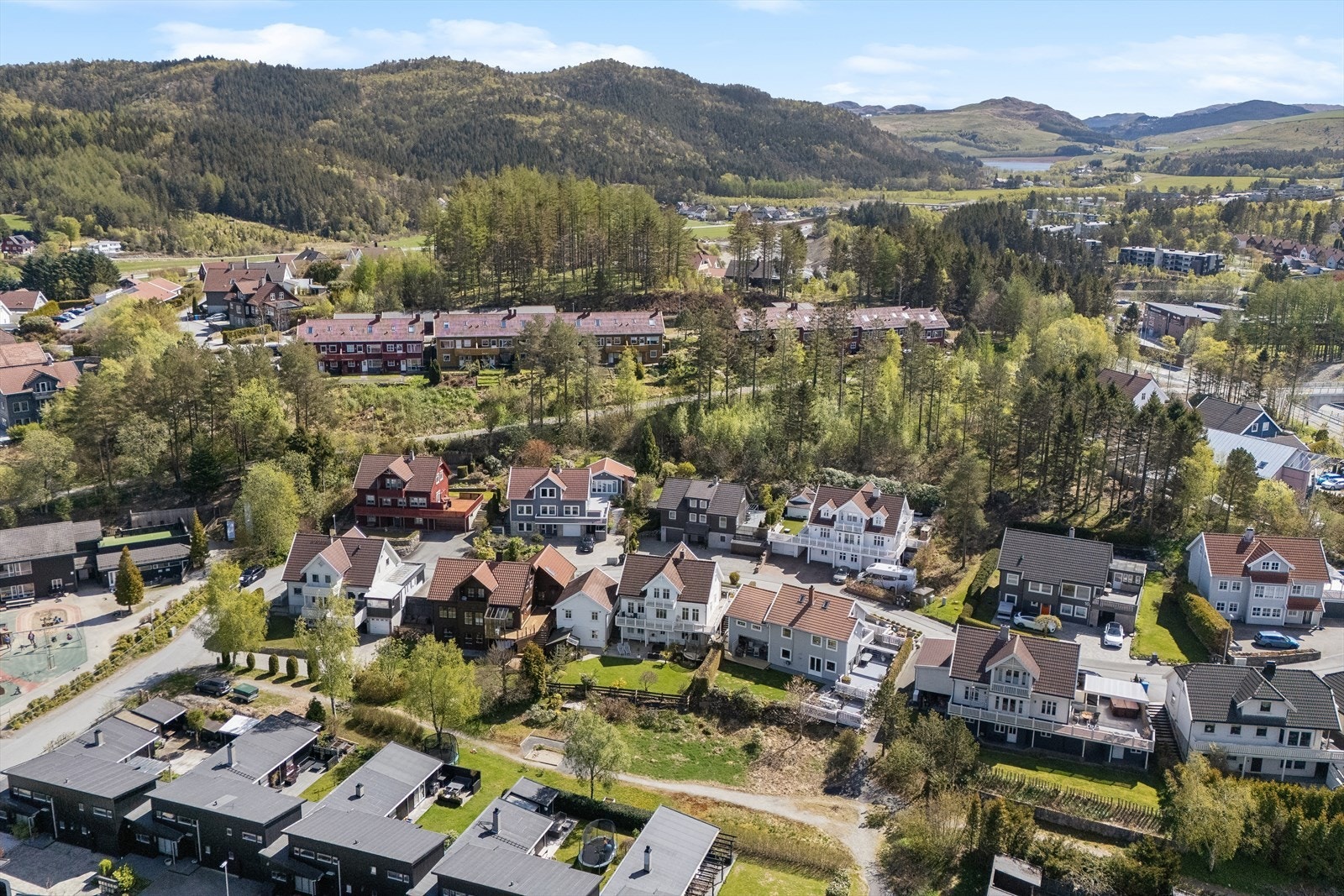 Fra boligen har man få minutters gange til barnehager, skoler, dagligvarebutikker, kollektiv transport og flotte turområder. Galleribilde