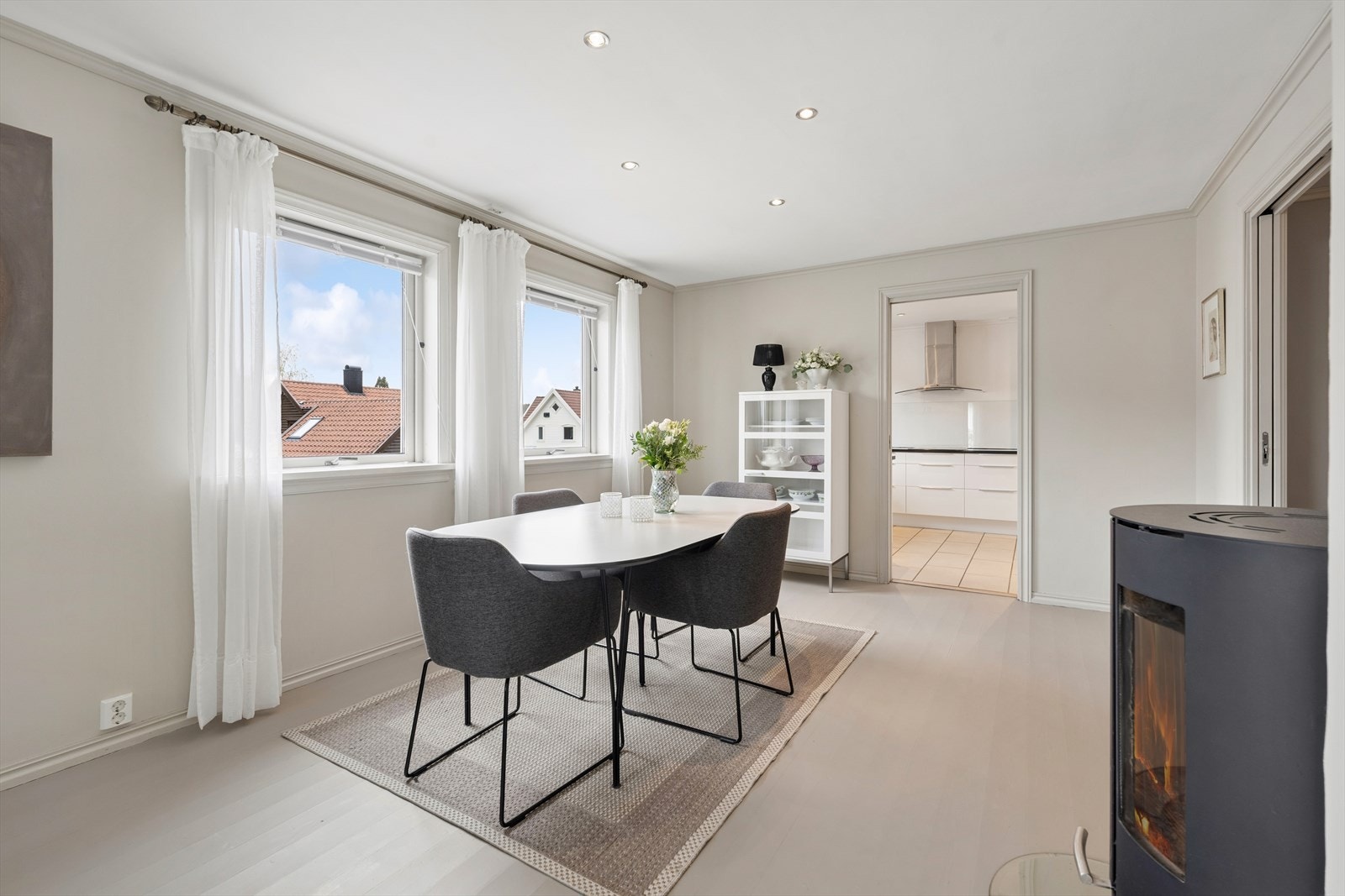 Vinkelformen på stuen gjør det enkelt å møblere i flere soner med både sofagruppe og spisebord. Galleribilde