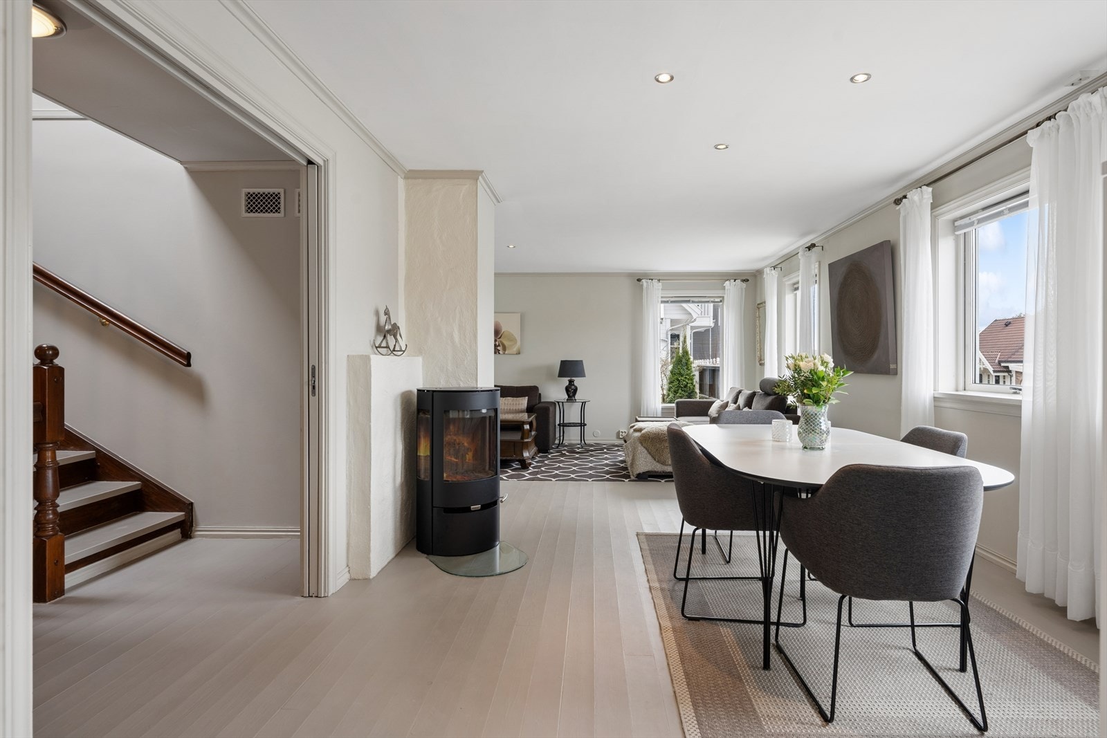 Første etasje har en gjennomgående planløsning med stue, spisestue og kjøkken. Galleribilde