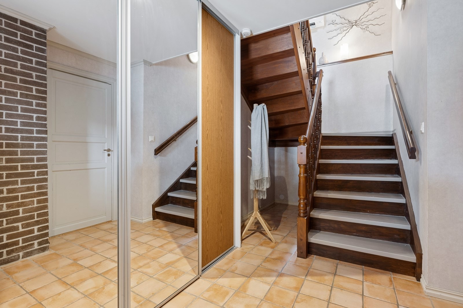 Følger man trappen helt ned til underetasjen kommer man inn i boligens entré. Galleribilde