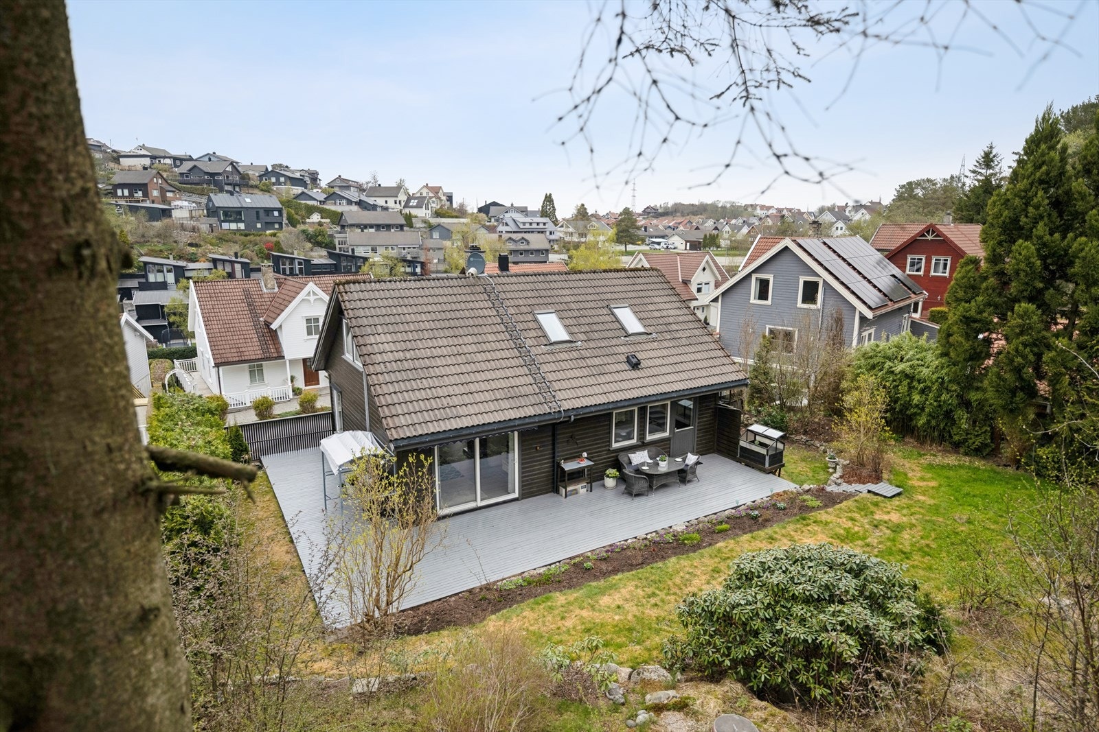 Eiendommen grenser til friområde/skog som gir et privat uteområde med lite innsyn. Galleribilde