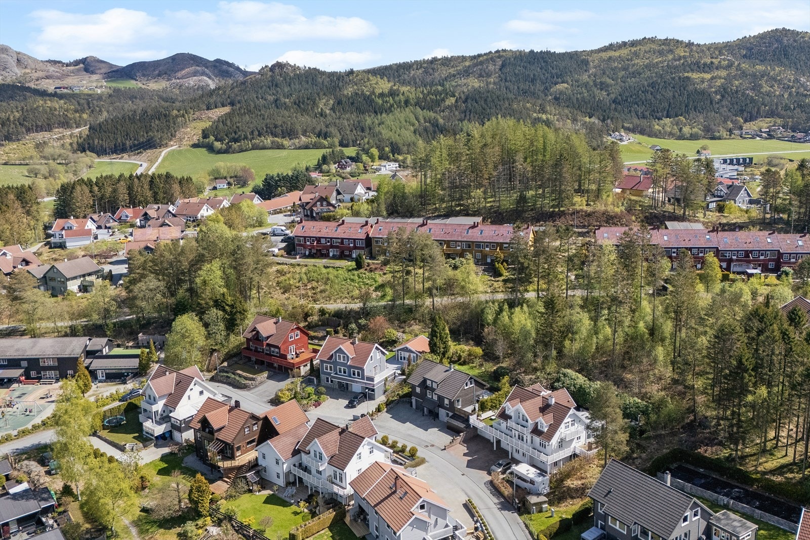 Boligen ligger fint til i et etablert nabolag på Håbafjell. Håbafjell idrettsbarnehage ligger like ved og ellers er det kort vei til barnehager, skoler og idrettsanlegg. Her ligger med andre ord alt til rette for en enkel hverdag for småbarnsfamilien. Galleribilde