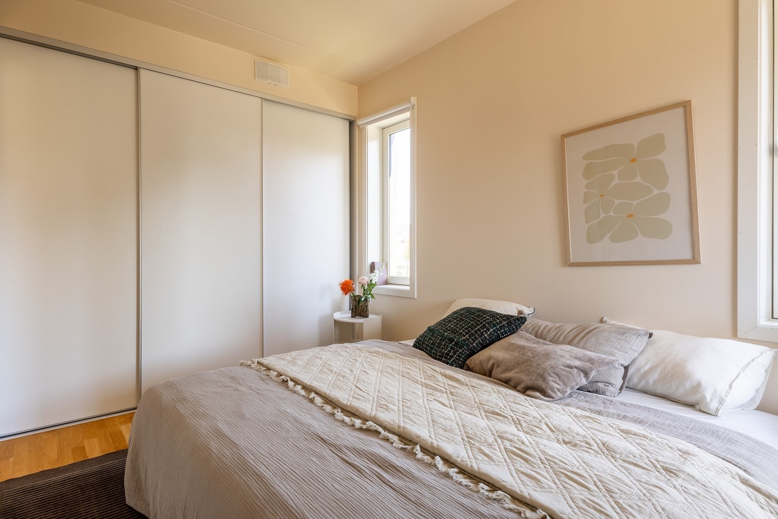 Soverommet er innredet med stor praktisk skyvedørsgarderobe Galleribilde