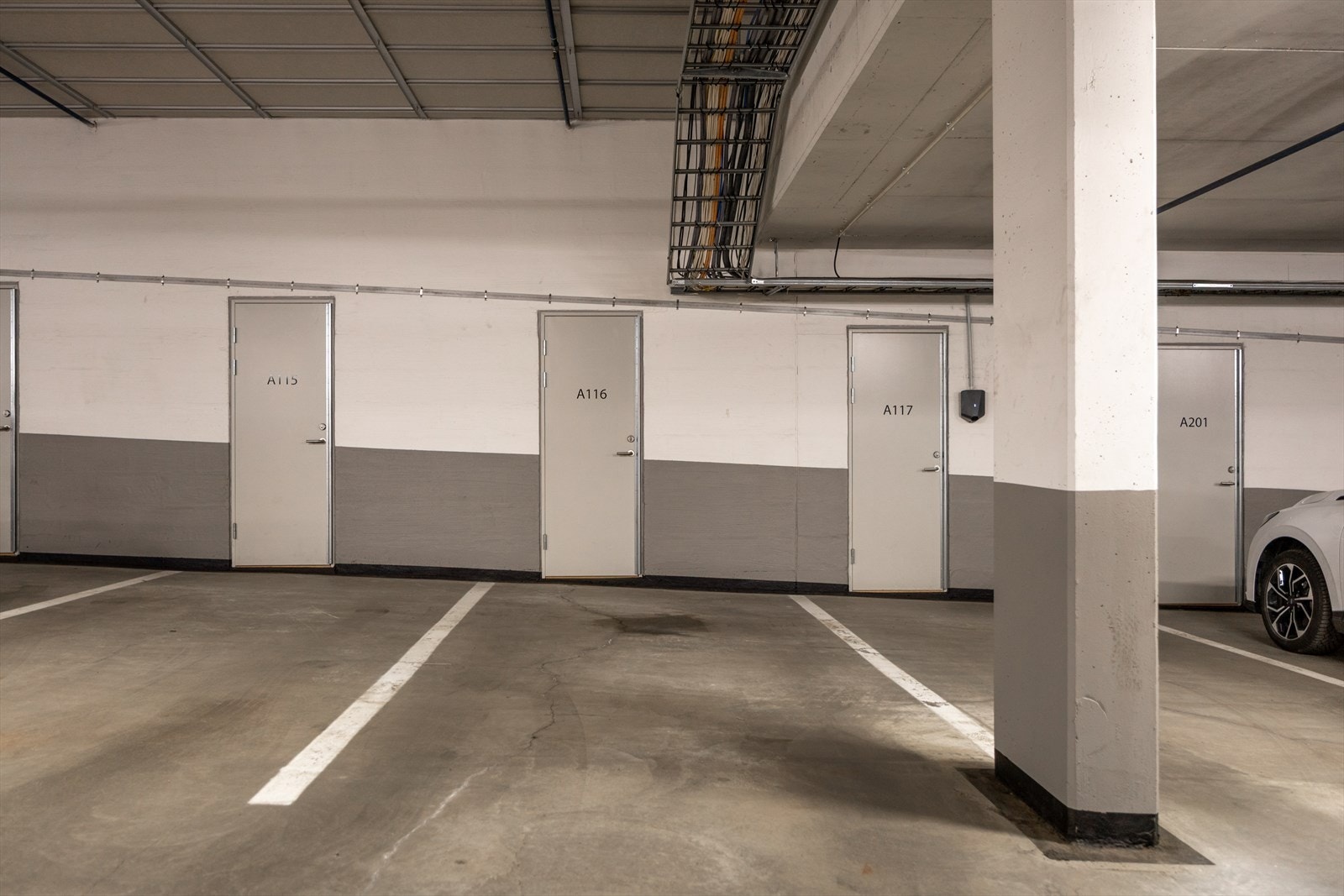 Det medfølger egen garasjeplass i Marienfryd Garasjesameie , selger disponerer i dag plass A116. I tillegg disponerer leiligheten en ekstern bod i kjeller på 6 kvm. Boden ligger i tilknytning til parkeringsplassen, noe som er svært praktisk! Galleribilde