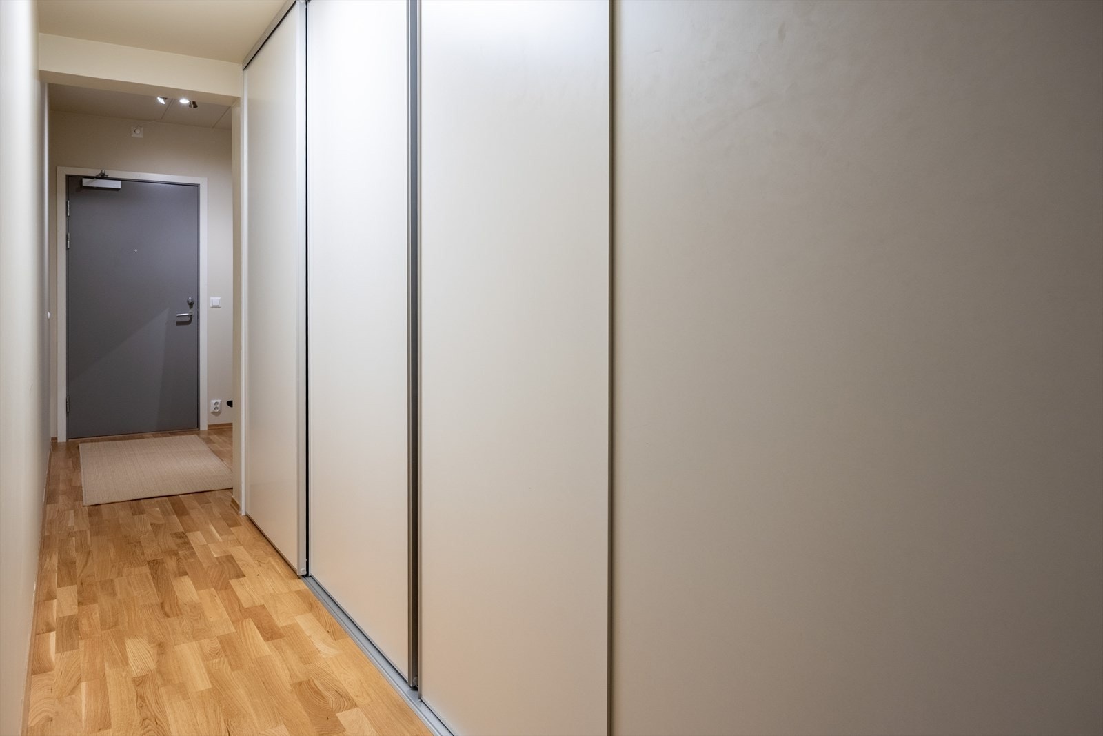 Rikelig med oppbevaringsplass i innebygd skyvedørsgarderobe Galleribilde