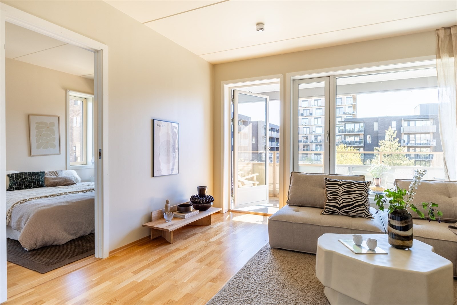 Velkommen inn! Leiligheten er lys og luftig med store vindusflater og en generøs takhøyde målt til 2.56 m Galleribilde