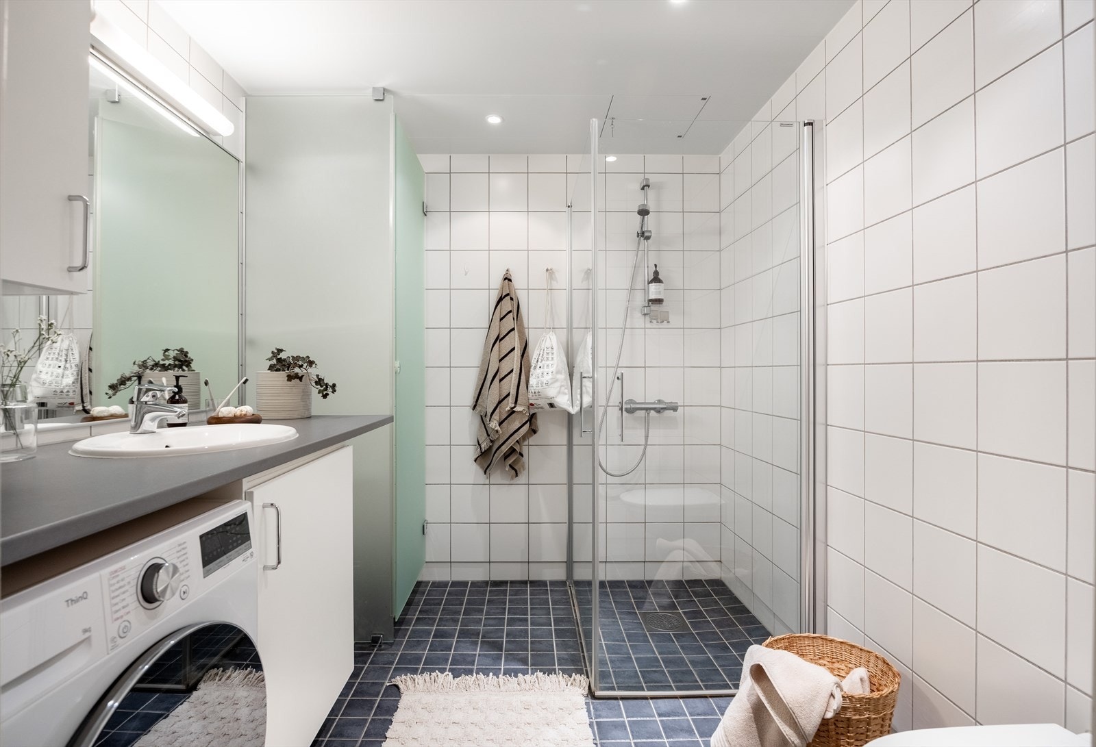Flislagt bad med downlights og gulvvarme Galleribilde