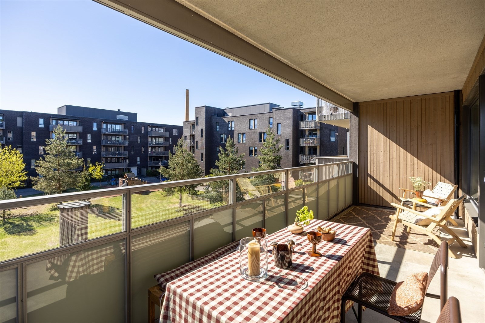 Stor og solrik balkong mot stille og frodig bakgård. Her kan late sommerdager nytes! Galleribilde