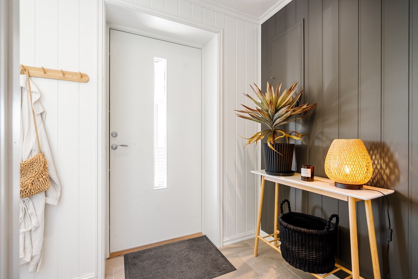 Hovedytterdøren er fra 2018 og slipper lys inn i entréen. Galleribilde