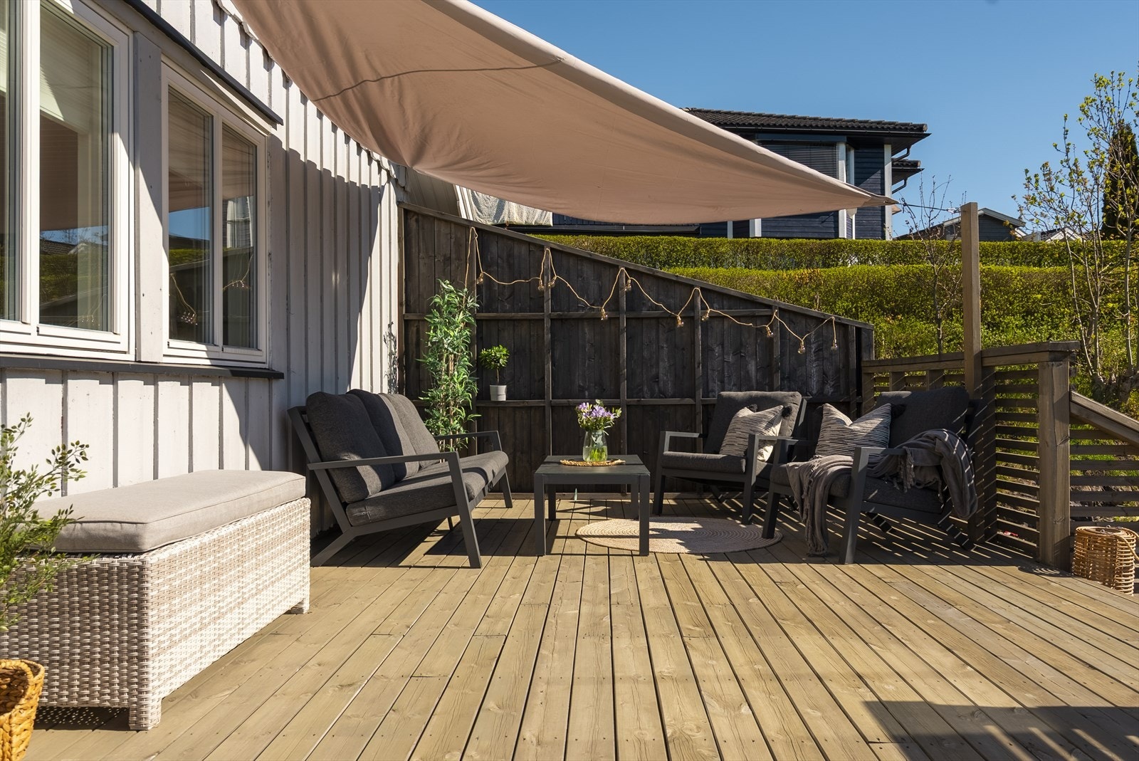 En lun og skjermet krok på terrassen, perfekt for en loungegruppe. Galleribilde