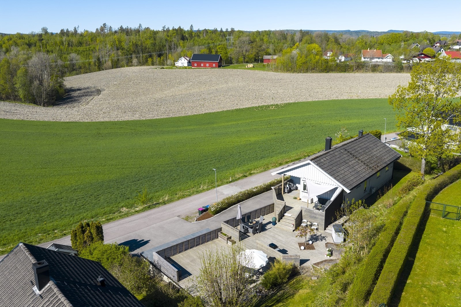 Eiendommen grenser mot landbruksområder, noe som gir en åpen og fri følelse. Galleribilde