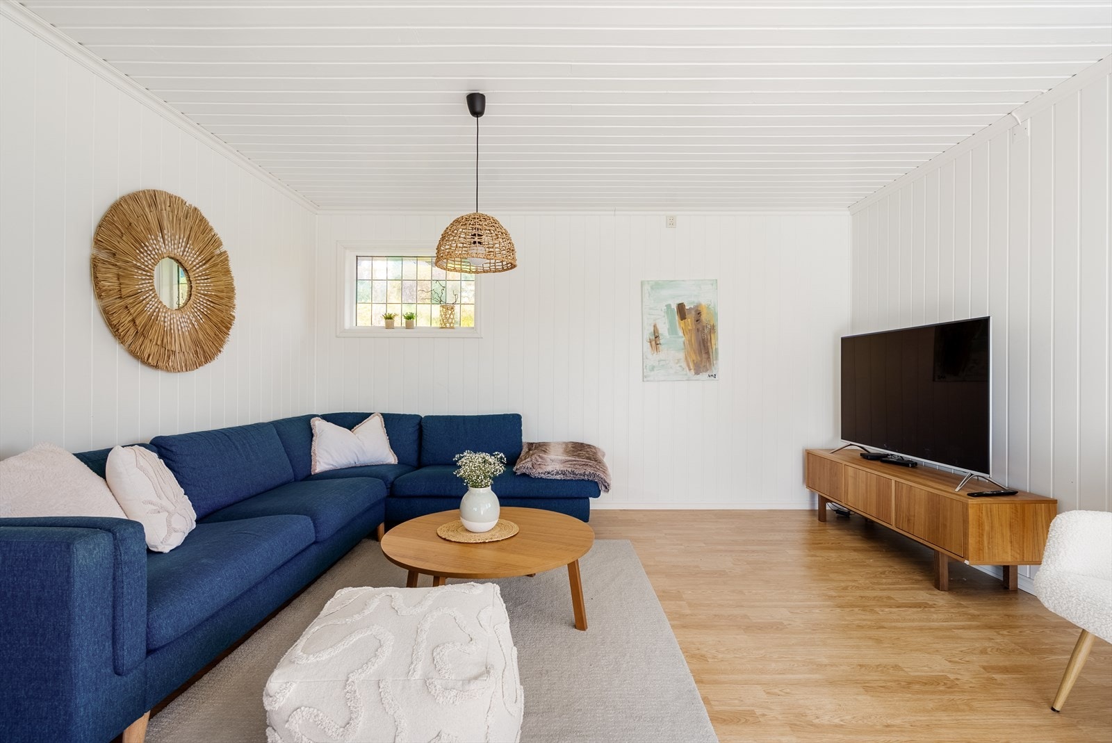 Overflatene består av laminat på gulv, malte plater på veggene og panel i taket. Galleribilde