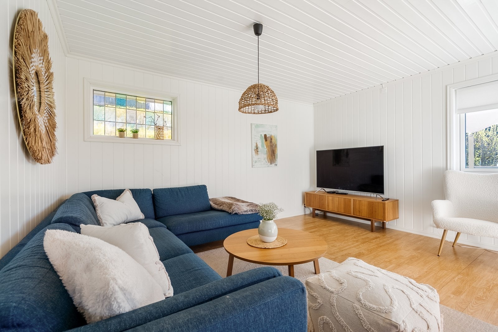 Stuen har god plass til en romslig sofagruppe. Galleribilde