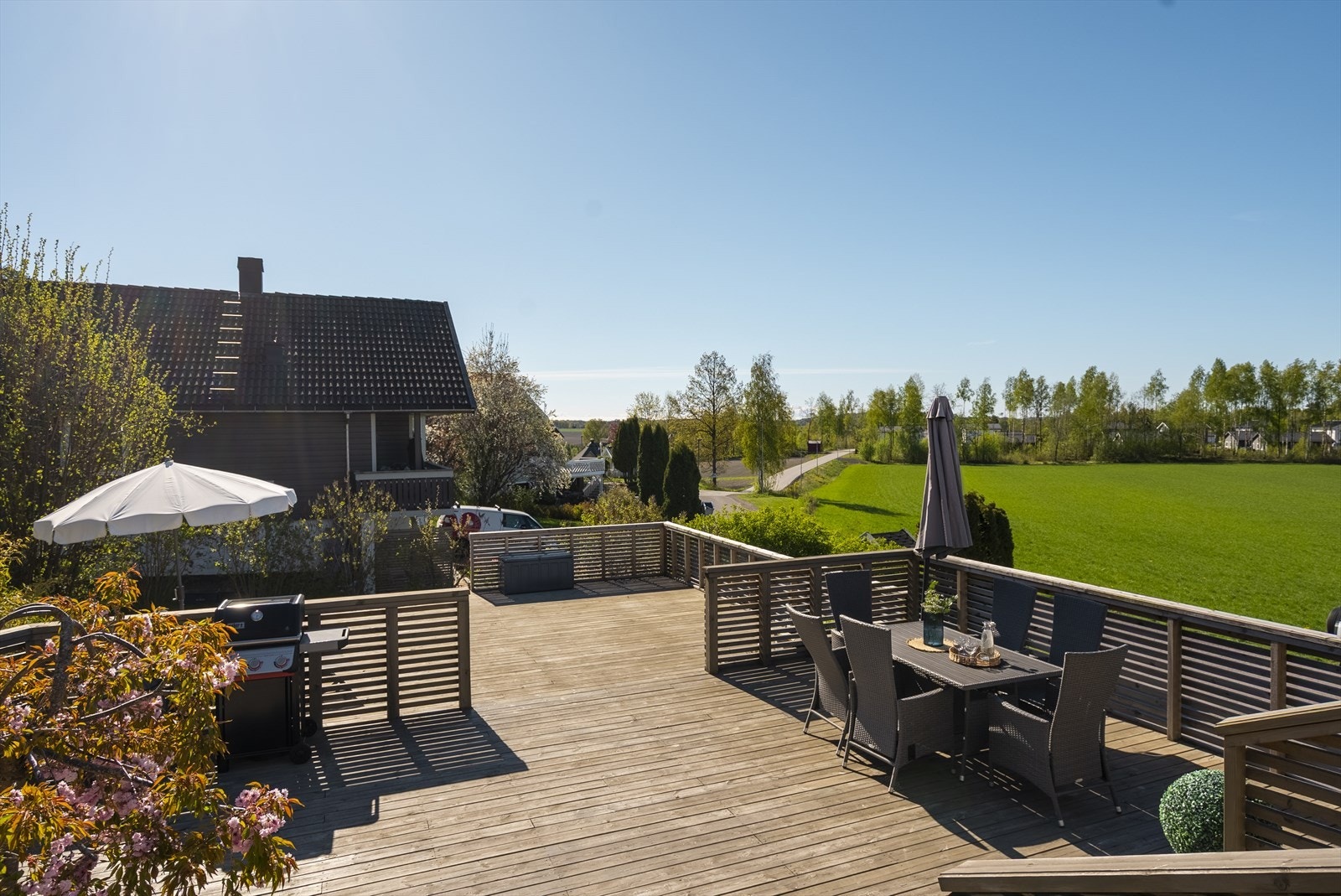 Uteplassen er et flott samlingspunkt for familie og venner. Galleribilde