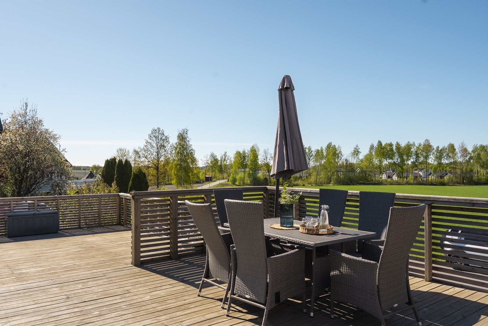 En stor terrasse gir mange muligheter for å nyte sommerdagene. Galleribilde