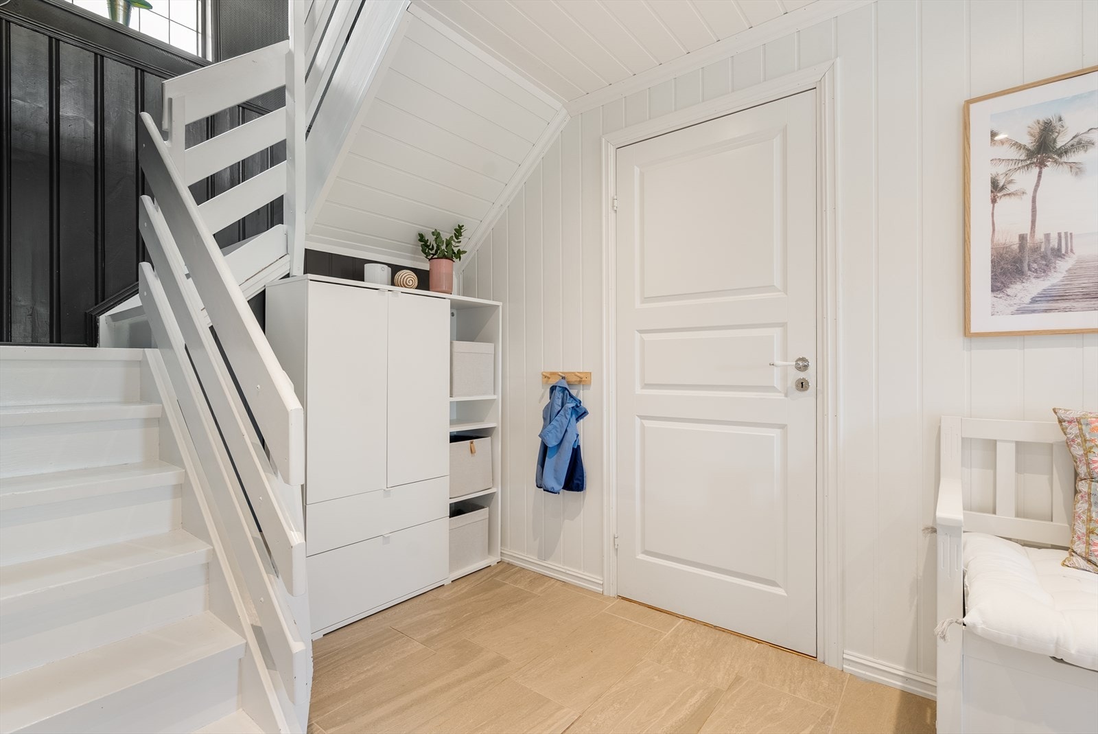 God plass til oppbevaring av yttertøy og sko under trappen. Galleribilde