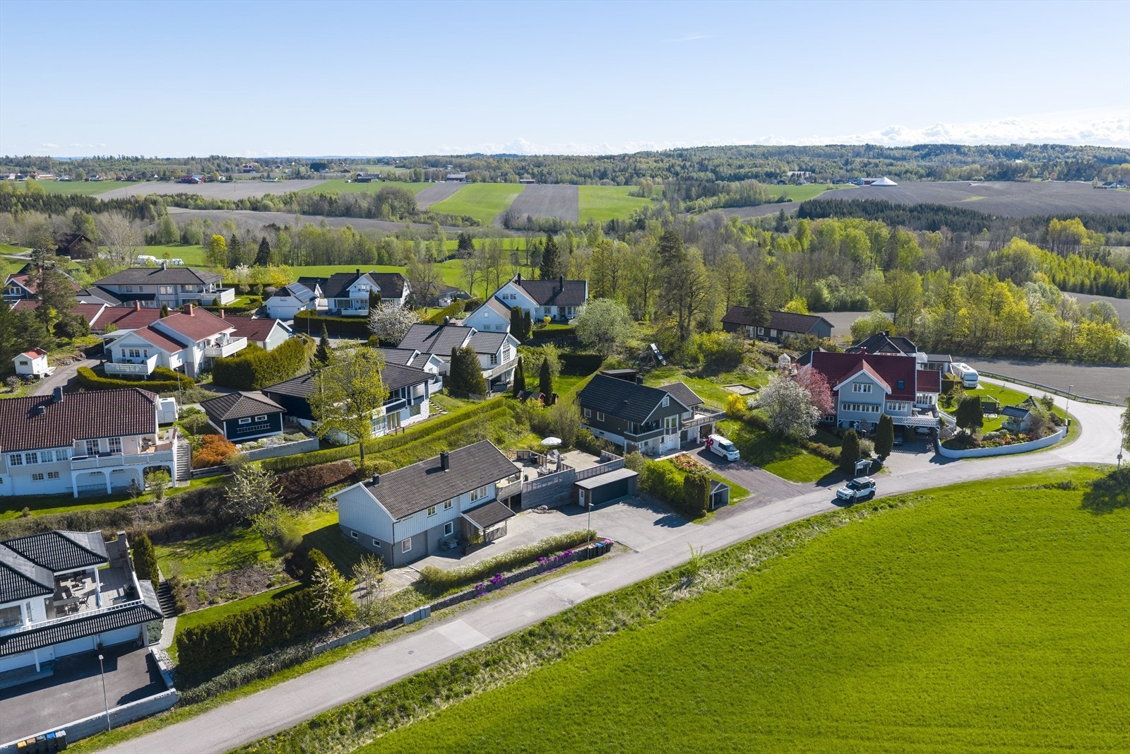 Eiendommen ligger i det veletablerte og rolige boligfeltet Kirkevoll i Våle. Galleribilde