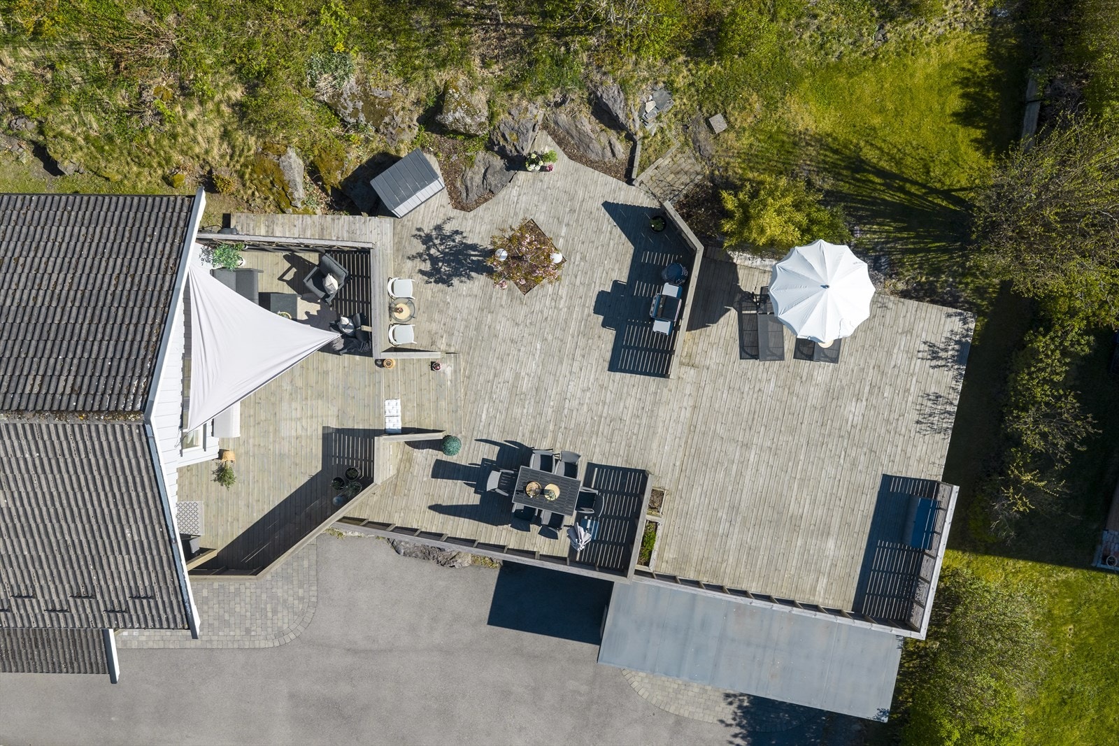 En svært romslig terrasse på 142 m², bygget i 2020, gir rikelig med plass for flere sittegrupper og sosiale soner. Galleribilde
