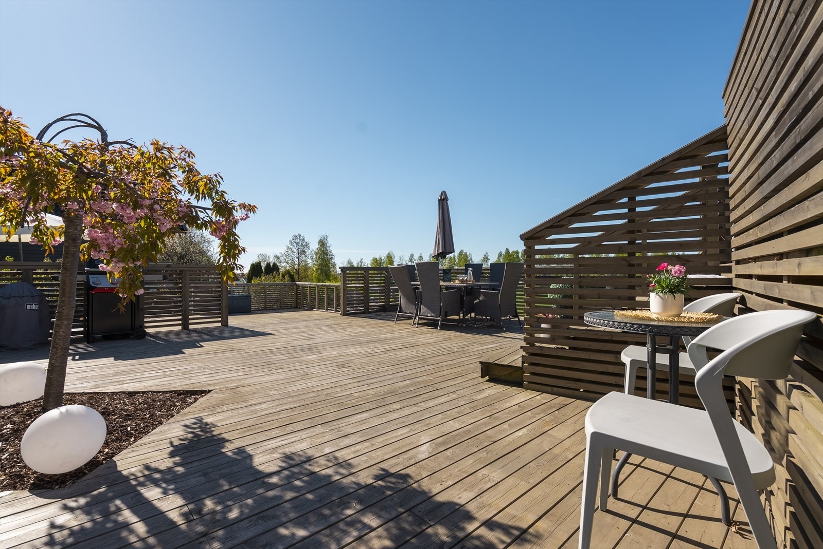 Her er det god plass til både spisebord og grill. Galleribilde