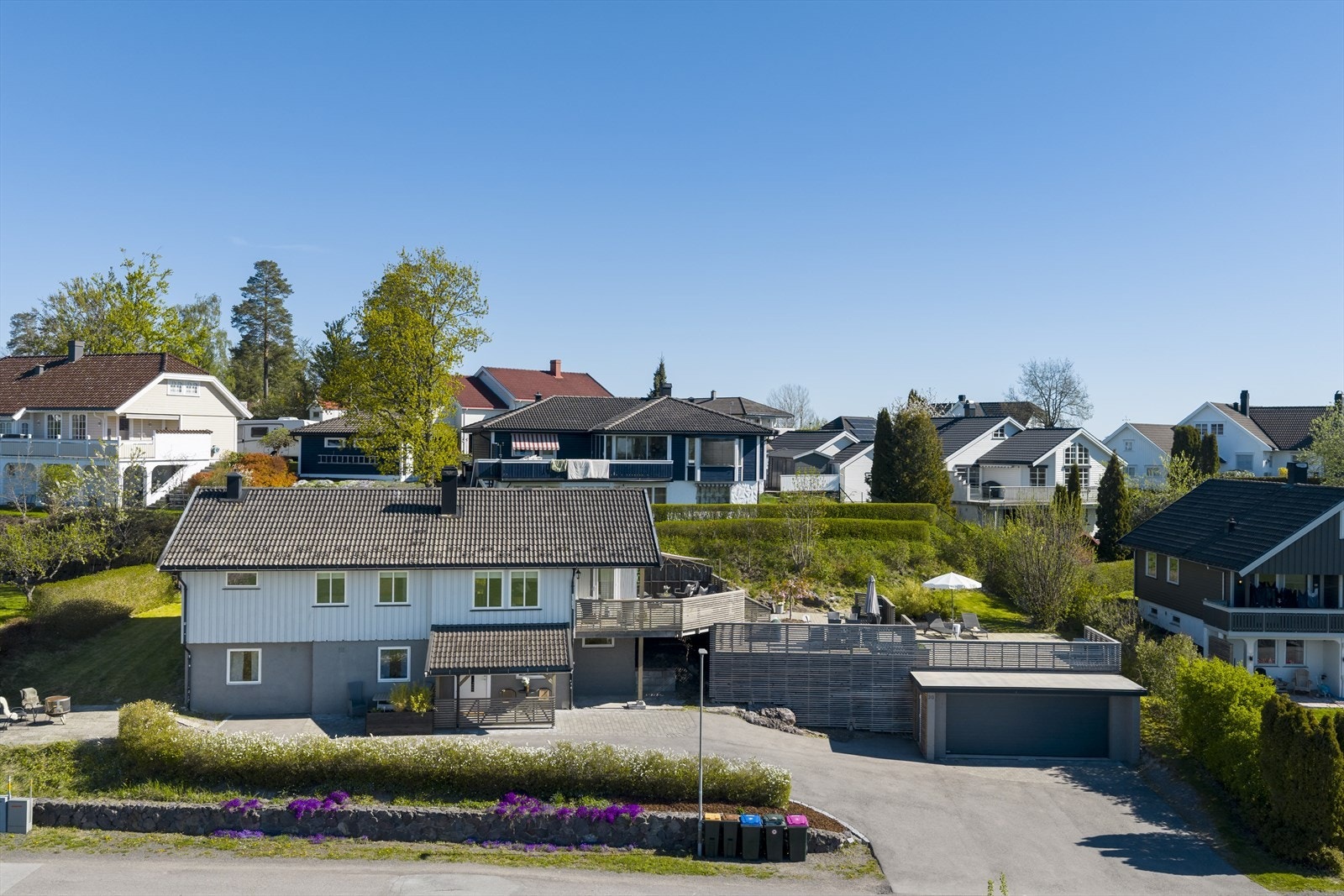 Eneboligen er oppført i 1988 og har en fasade med stående bordkledning. Galleribilde