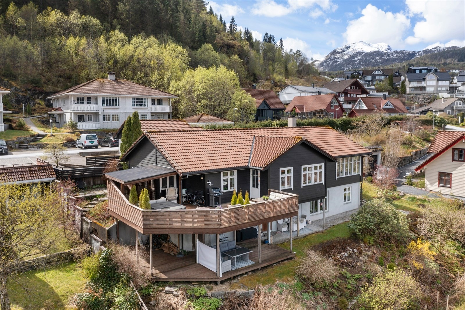 Hagen er flott opparbeidd og ligg skjerma til, med gode leikeareal for barn. Galleribilde