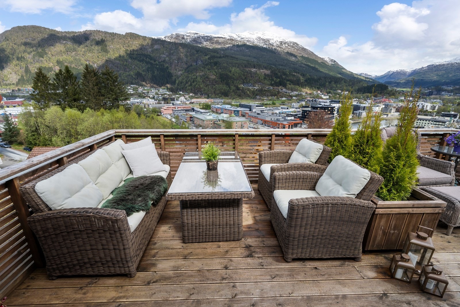 Frå stove/kjøkken er det tilkomst til stor terrasse med Møre Royal dekke Galleribilde