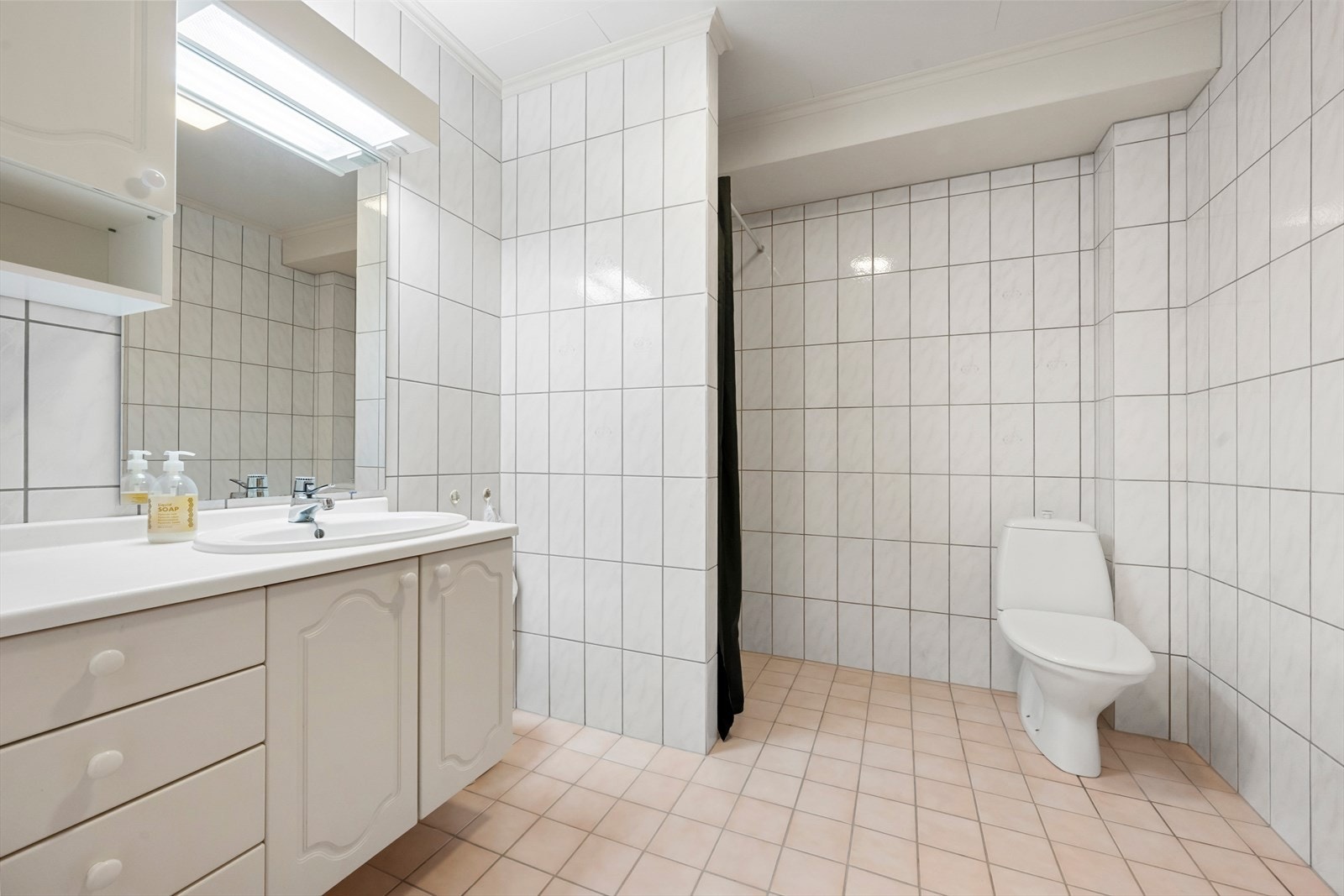 Badet i underetasjen har varmekabel i golvet og dusjnisje. Galleribilde