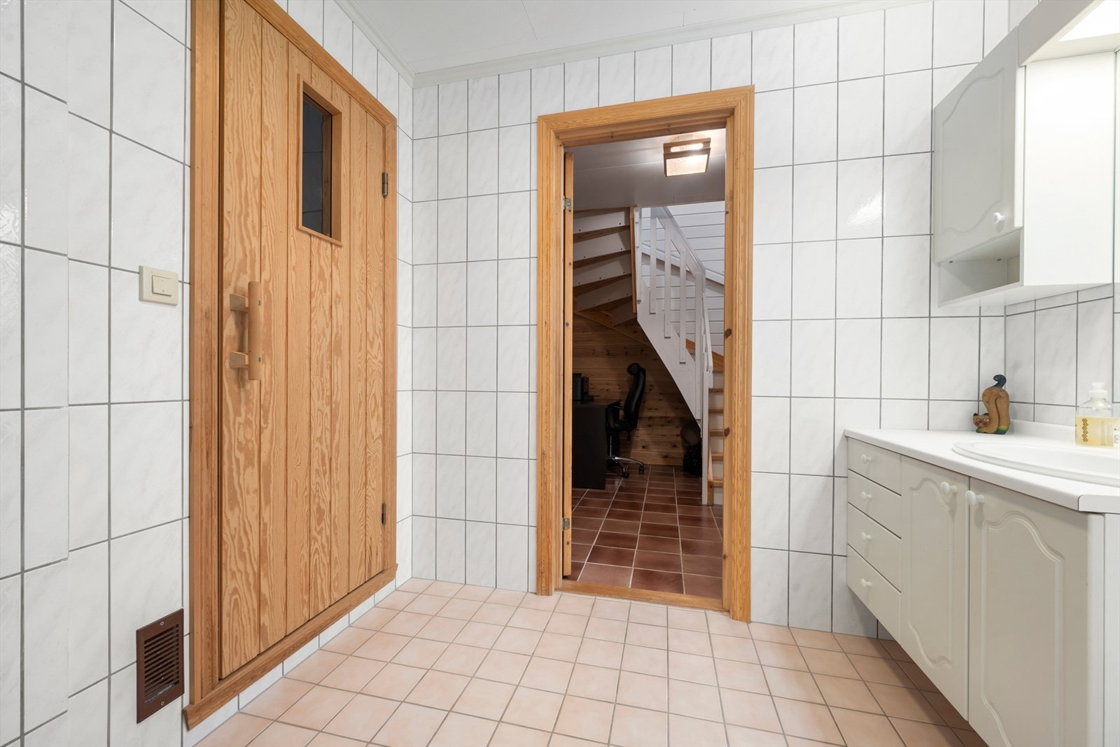 Frå badet i underetasjen er det direkte tilkomst til ei eiga badstove med elektrisk omn. Galleribilde