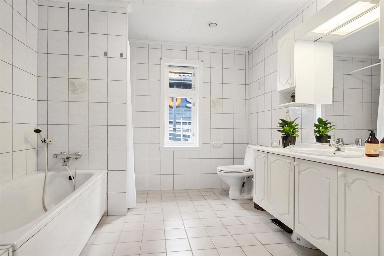 Badet i hovudetasjen har varmekabel i golvet, badekar og dusjnisje. Galleribilde