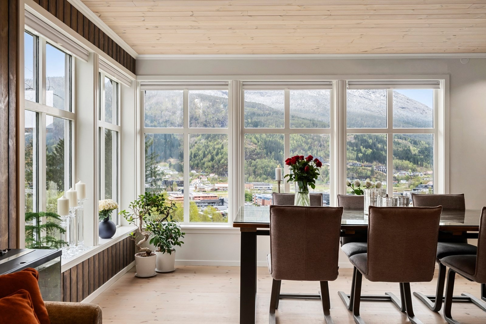 Utsikta mot sentrum og fjella er ei flott ramme rundt måltida. Galleribilde