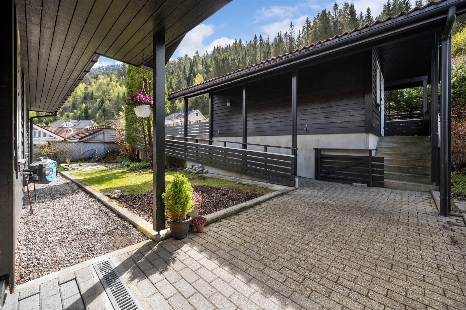 Frittståande garasje med innlagt straum og elbilladar. Galleribilde