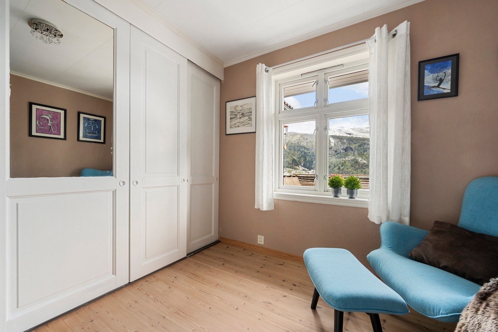 Soverom med plassbygd garderobe med speilfrontar. Galleribilde