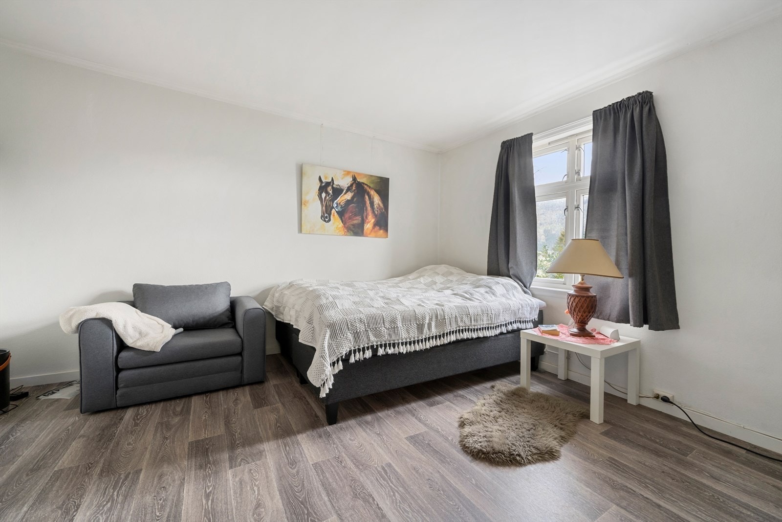 Soverommet i utleigedelen har plass til seng og sitjegruppe. Galleribilde